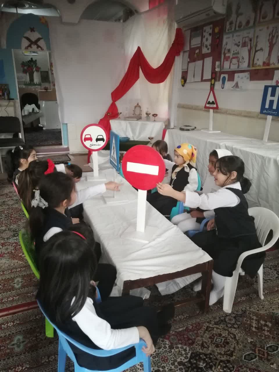 آموزش علائم راهنمایی و رانندگی همراه با نمایش عملی و مفهومی